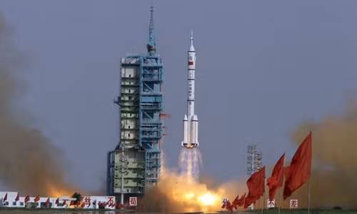 Tên lửa đưa ba phi hành gia lên trạm Thiên Cung 1. Ảnh: Jason Lee/Reuters. 