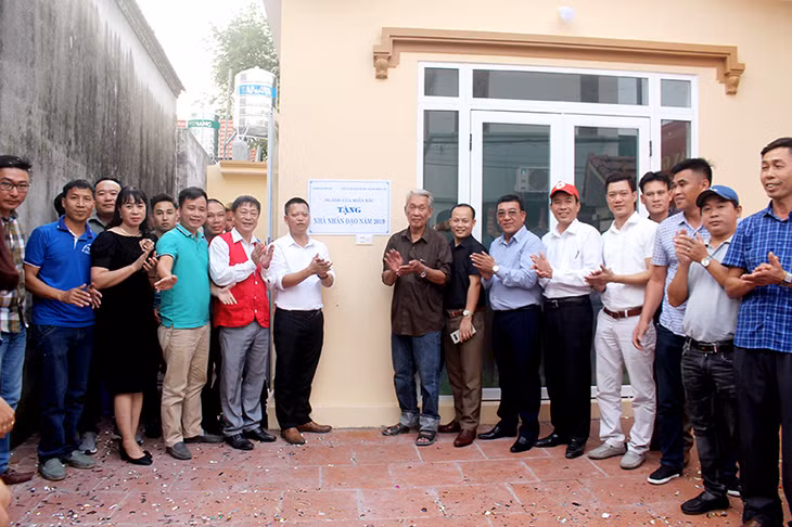 Đại diện lãnh đạo địa phương, Hội CTĐ thị xã và đơn vị tài trợ thực hiện nghi lễ khánh thành, bàn giao nhà.