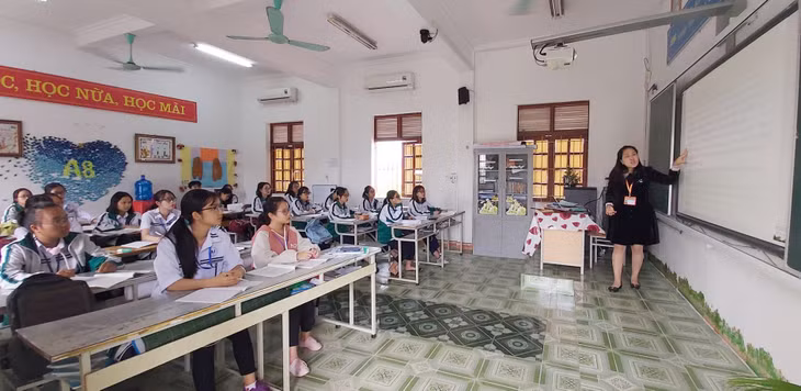 Cô Nguyễn Thị Hương Lan trong một tiết dạy học sinh.