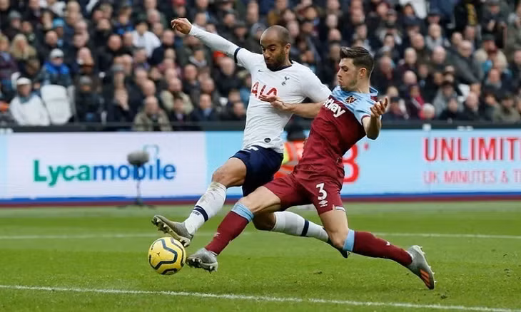 Moura nhân đôi cách biệt cho Tottenham vào cuối hiệp một. Ảnh: Reuters.