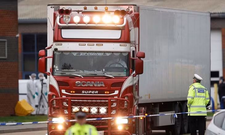 Container chứa 39 thi thể rời khỏi hiện trường ở hạt Essex, Anh hôm 23/10. Ảnh: Reuters.