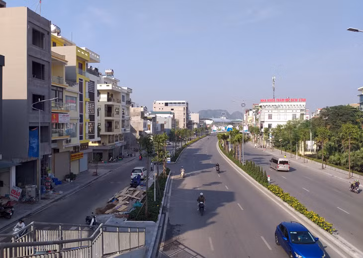 Tuyến Nguyễn Văn Cừ(TP Hạ Long) được kết hợp hạ ngầm hệ thống điện, cáp quang với chỉnh trang đô thị đã tạo diện mạo sáng, xanh, sạch, đẹp