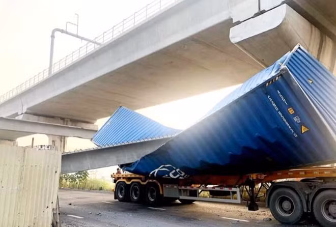 Liên quan vụ xe container vướng sập dầm cầu bộ hành số 1 đang thi công trên đường song hành trên tuyến Xa lộ Hà Nội (quận Thủ Đức, TP Hồ Chí Minh) ngày 13/11, vị trí cầu bộ hành đã dịch chuyển cách vị trí ban đầu gần 14m.