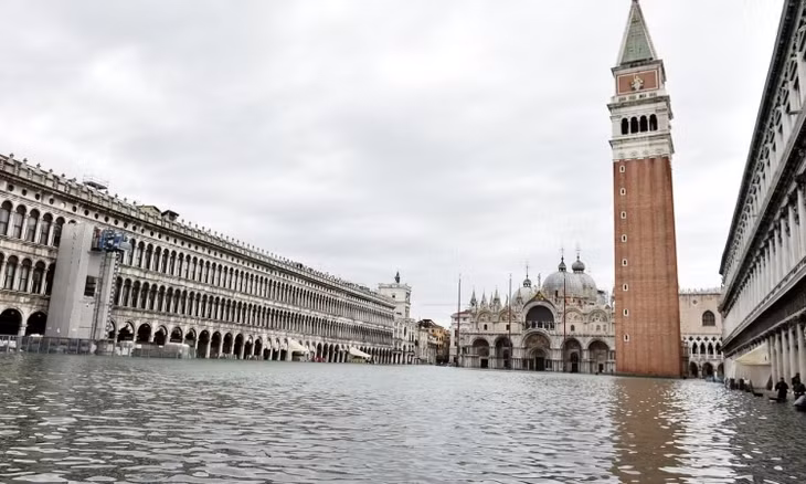 Quảng trường San Marco, Venice, Italy, bị ngập vàp chiều nay. Ảnh: Reuters.