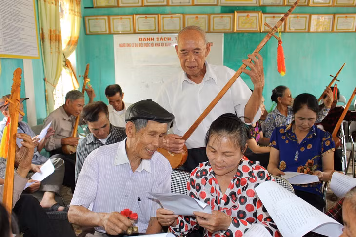 Các thành viên CLB hát then, đàn tính của thôn Trung Lương (xã Tràng Lương, TX Đông Triều) thường xuyên luyện tập, sinh hoạt tại nhà văn hóa thôn.