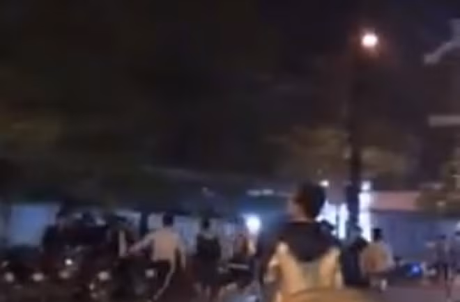 2 nhóm đối tượng mang theo hung khí dàn trận hỗn chiến trước cổng chợ Quán Toan (Ảnh cắt từ clip)
