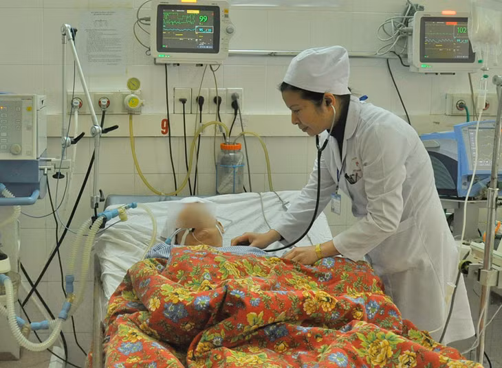 Chăm sóc bệnh nhân bệnh tim tại Khoa Tim mạch, Bệnh viện Đa khoa tỉnh.