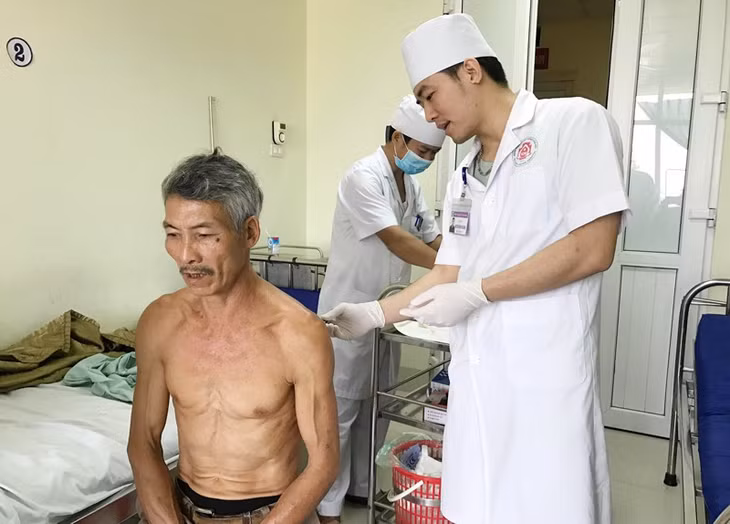 Ông Ngô Văn Cảnh đang được điều trị tại Khoa Ngoại 2, Bệnh viện Quân y 91. (Ảnh: Báo Thái Nguyên)