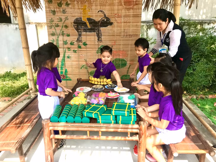 ạo dựng môi trường sống và học tập lành mạnh để trẻ phát triển. Trong ảnh: học sinh trường mầm non Bình Minh, xã Bình Khê, TX Đông Triều tham gia hoạt động ngoại khóa.