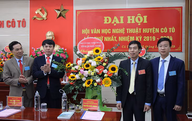 Lãnh đạo Hội VHNT Quảng Ninh tặng hoa chúc mừng đại hội.