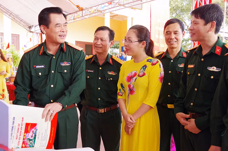 Thủ trưởng Bộ Tư lênh Quân khu 3, Bộ CHQS tỉnh tham quan khu trưng bày tác phẩm của cô giáo trẻ Ngô Tố Uyên