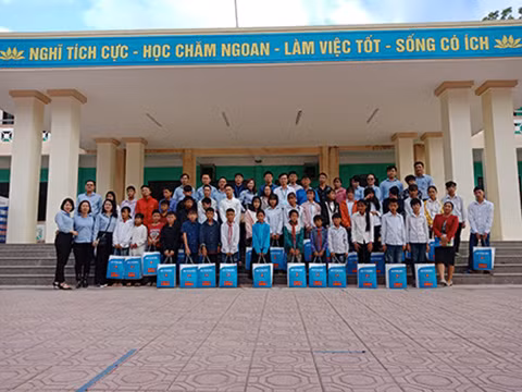 Trao quà cho học sinh nghèo ở