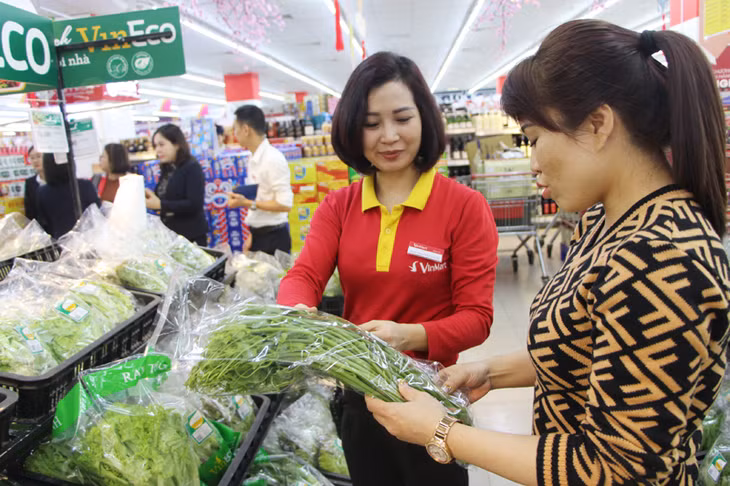 Người dân mua thực phẩm tại siêu thị Vinamrt Hạ Long.