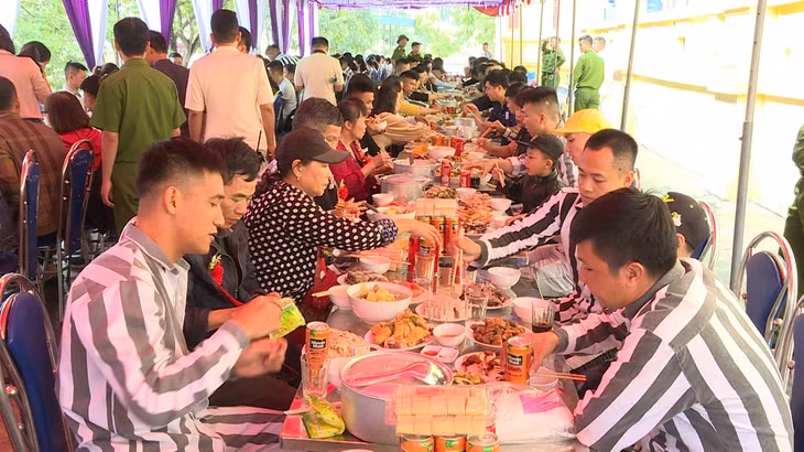 Bữa cơm đoàn viên sau hội nghị đại biểu gia đình phạm nhân tại Trại giam Quảng Ninh