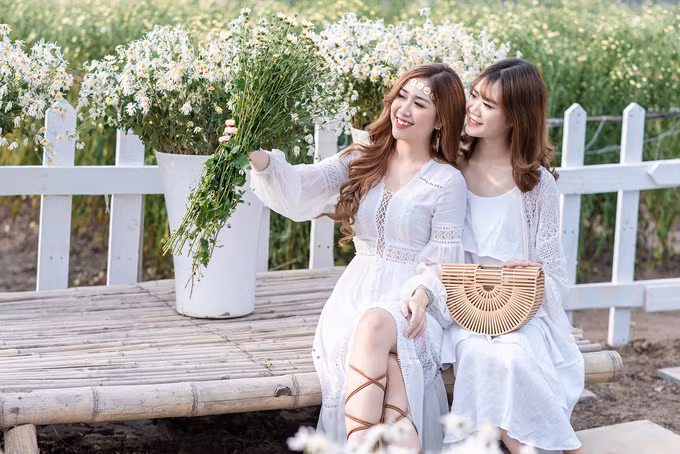 Thảo nguyên hoa Long Biên nằm tại bãi Thạch Cầu, phường Long Biên, ngay đối diện vườn nhãn Gia Lâm - một địa điểm chụp ảnh "xịn xò" khác rất nổi tiếng trong giới trẻ thời gian qua. Bạn có thể kết hợp tham quan, khám phá cả 2 địa điểm trong một ngày.
