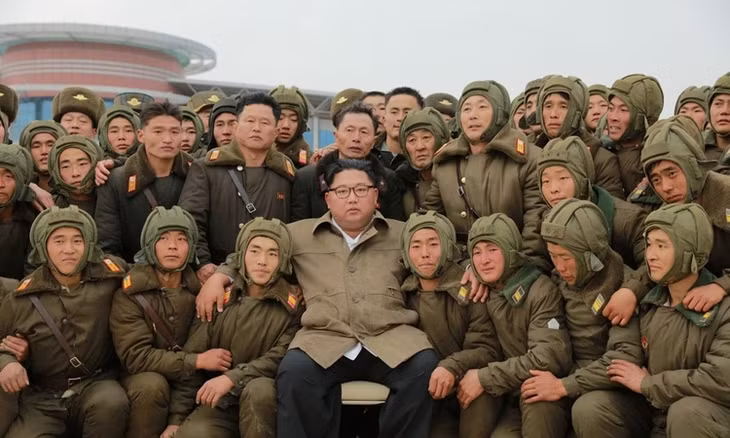 Kim Jong-un chụp ảnh cùng quân nhân Triều Tiên ngày 17/11. Ảnh: KCNA.