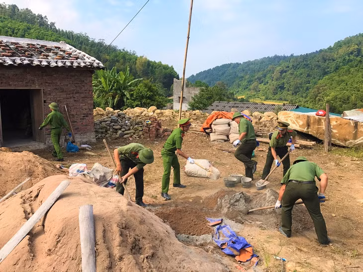 Công an huyện Bình Liêu giúp đỡ người dân xây nhà. 