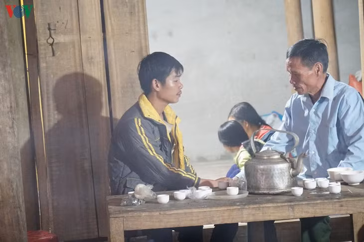 Anh Bao (bên trái) chết lặng trong đám tang con trai.