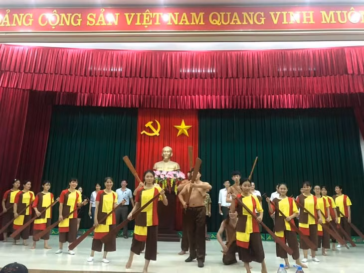 Đội văn nghệ khu Mễ Xá 2, phường Hưng Đạo tập luyện văn nghệ.