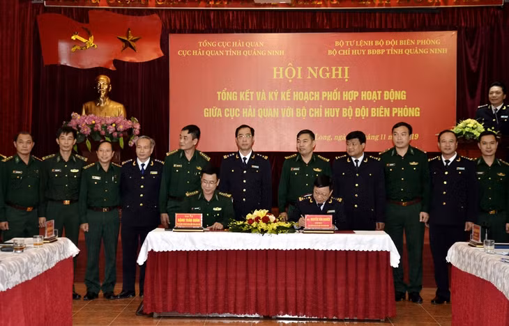 Lãnh đạo Cục Hải quan tỉnh và Bộ Chỉ huy BĐBP tỉnh ký quy chế phối hợp trong giai đoạn tiếp theo.
