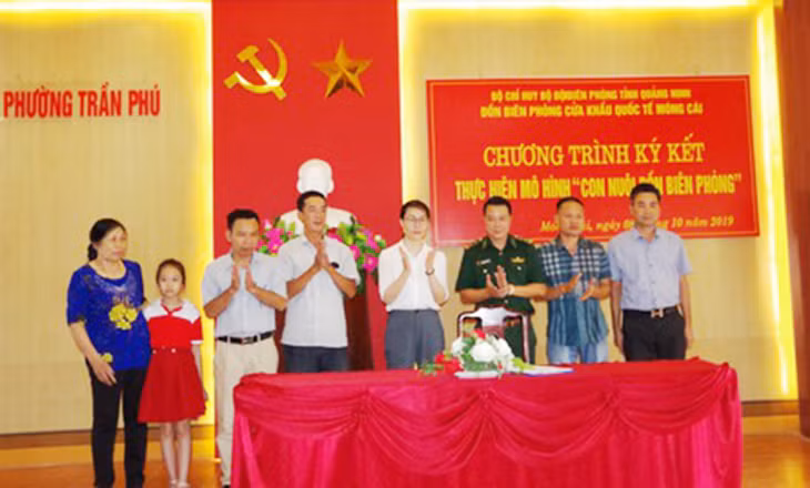 Đồn BP Cửa khẩu quốc tế Móng Cái (Quảng Ninh) tiếp nhận cháu Nguyễn Thị Minh Khuê, học sinh lớp 4, Trường Tiểu học Đào Phúc Lộc, phường Trần Phú (TP Móng Cái) làm con nuôi của đơn vị.