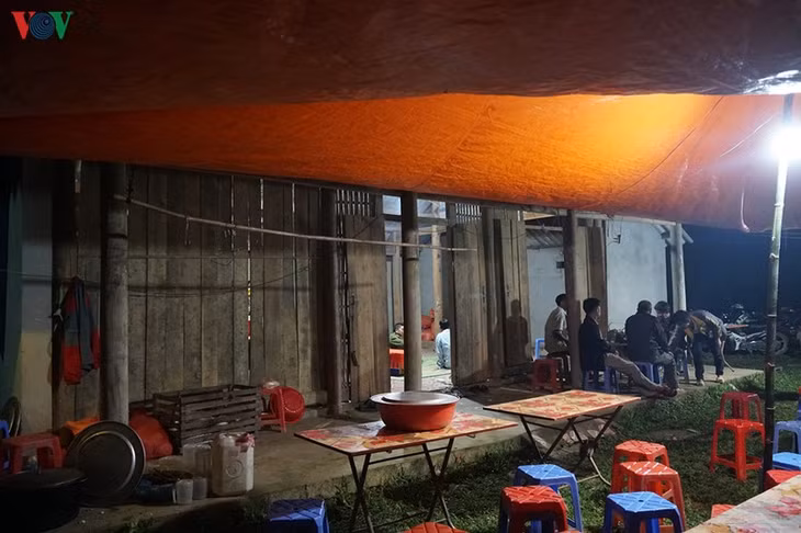Người dân trong xóm lo tang ma cháu bé.