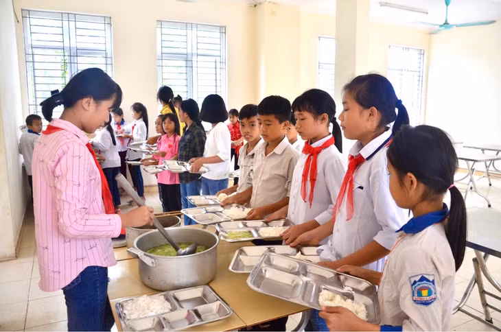 Bữa ăn bán trú của học sinh Trường THCS Lê Lợi, xã Lê Lợi, huyện Hoành Bồ.