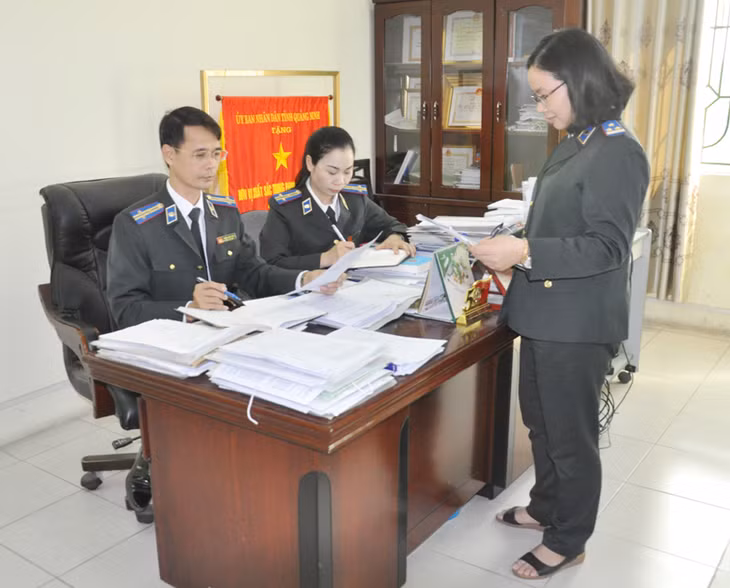 Cán bộ, đảng viên Chi bộ Phòng Nghiệp vụ (Cục THADS tỉnh) thường xuyên trao đổi nâng cao chuyên môn, nghiệp vụ. Ảnh chụp ngày 28/11/2029 