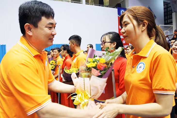 Lãnh đạo tỉnh tặng hoa chúc mừng các vận động viên.
