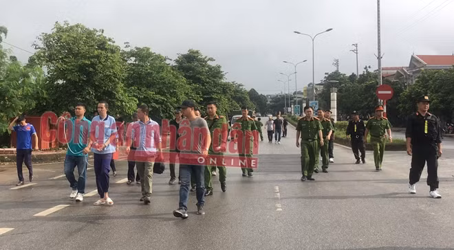 Bùi Văn Công diễn lại toàn bộ hành vi phạm tội tại hiện trường