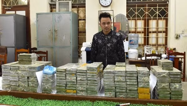 Trần Văn Thành và 288 bánh heroin tang vật. (Ảnh Công an cung cấp)
