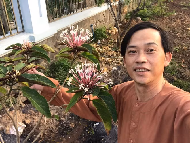 Danh hài Hoài Linh giản dị sau ánh đèn sân khấu. Ảnh: FBNV.