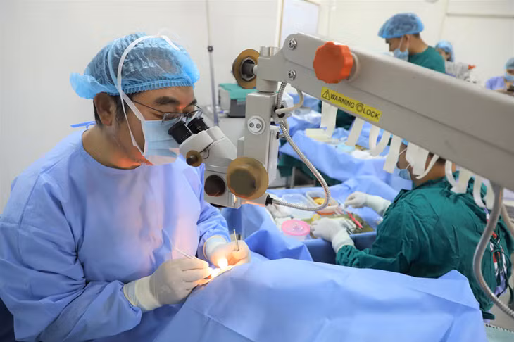 Tổ chức Phòng chống mù lòa châu Á- Thái Bình Dương phối hợp cùng Sở Y tế phẫu thuật thay thủy tinh thể miễn phí cho bệnh nhân tại Trung tâm Y tế Móng Cái vào tháng 10/2019. Ảnh: Minh Khương (CDC Quảng Ninh).