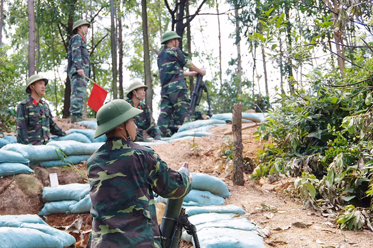 LLVT TP Uông Bí thực hành tiến công đánh địch tạm dừng.