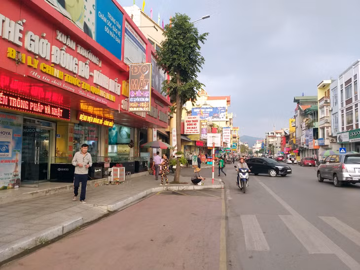 Các tuyến đường nội thị TP Uông Bí được đầu tư nâng cấp sáng, xanh, sạch, đẹp tạo điều kiện cho phát triển dich vụ - thương mại