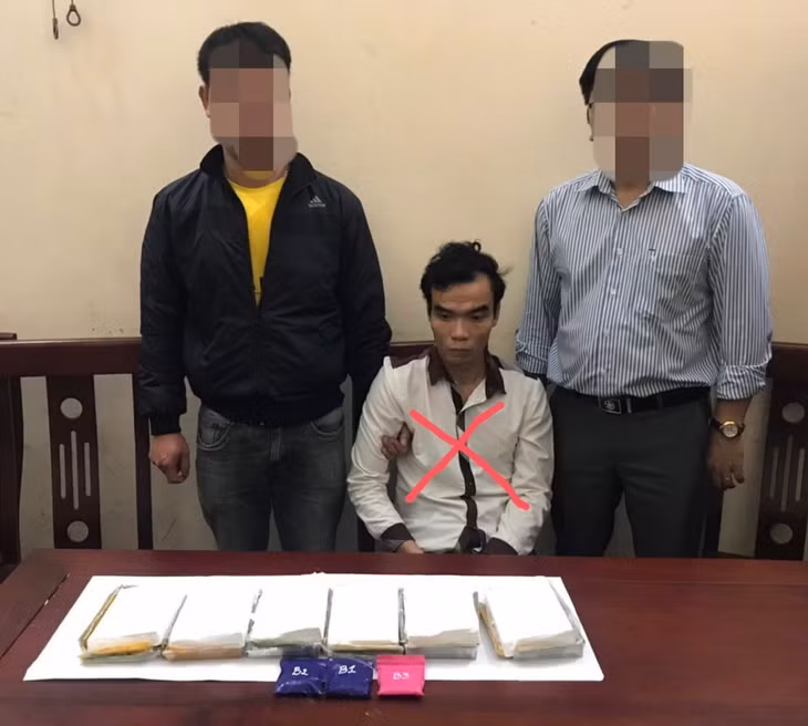 Đối tượng Đinh Văn Anh cùng tang vật tại cơ quan điều tra.
