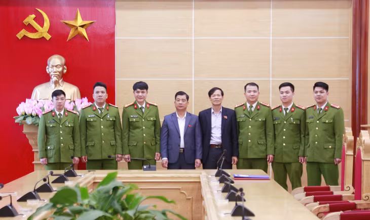 Lãnh đạo huyện Tiên Yên và Công an huyện chụp ảnh lưu niệm cùng các đồng chí trưởng công an xã, tháng 12/2019.