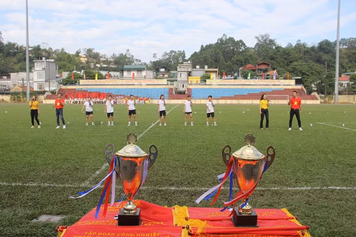 Tiết mục văn nghệ làm sôi động không khí trước giờ khai mạc.