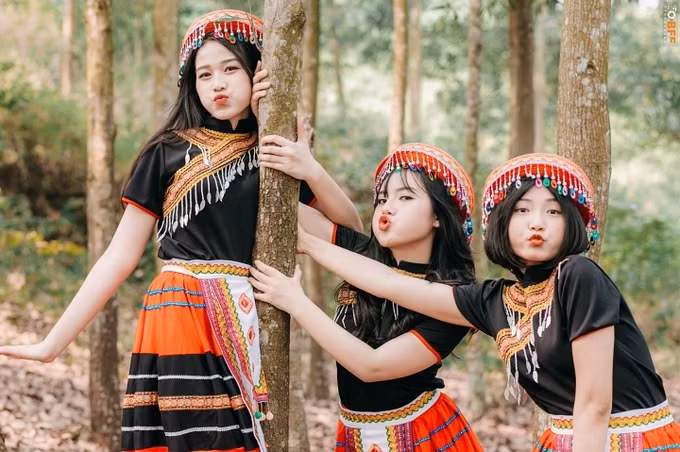 Cô sinh viên Đại học Kinh tế Quốc dân Hà Nội (trái) tạo dáng cùng bạn bè trong chuyến đi chơi năm ngoái. Khi đăng quang Hoa hậu Việt Nam, người đẹp cao 1,75 m, số đo ba vòng 80-60-90 cm.