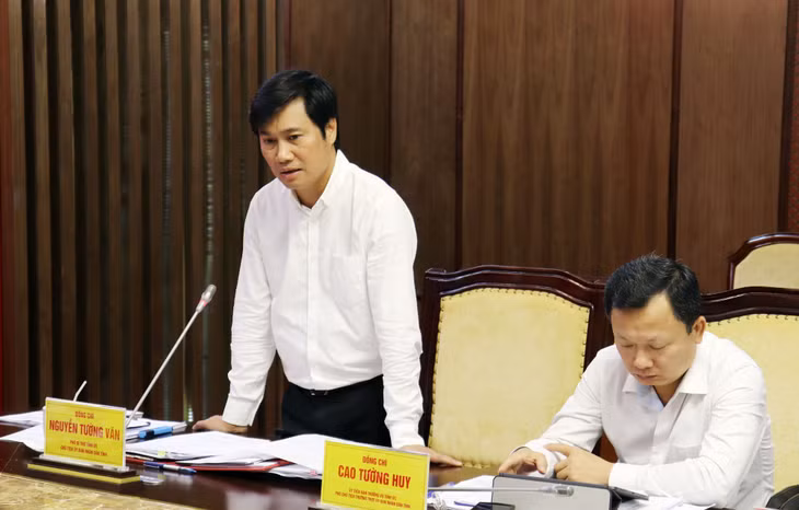 Đồng chí Nguyễn Tường Văn, Chủ tịch UBND tỉnh phát biểu tại hội nghị. 