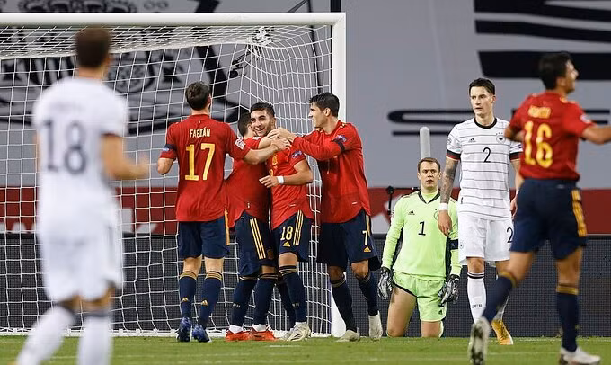 Ferran Torres (số 18) lập hat-trick vào lưới Đức. Ảnh: Reuters.