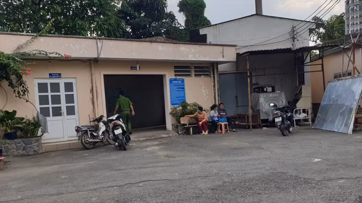 Gia đình chờ công an khám nghiệm tử thi để đưa xác nạn nhân về quê mai táng