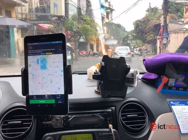 Nhiều tài xế tỏ ra lo lắng vì cho rằng mức thuế GTGT mới sẽ bị áp lên mình. Ảnh: Duy Vũ