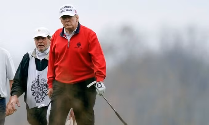 Tổng thống Trump chơi golf tại câu lạc bộ golf quốc gia Trump ở Sterling, bang Virginia, ngày 21/11. Ảnh: AP.