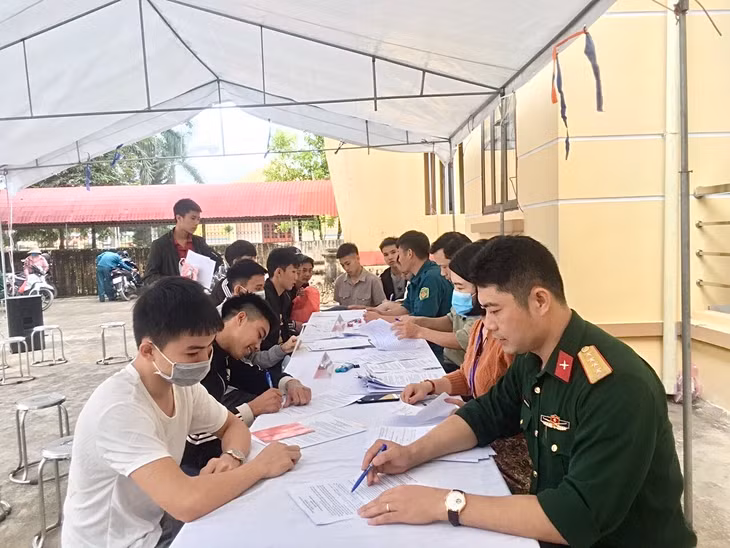 Khám tuyển nghĩa vụ quân sự ở xã Sông Khoai, TX Quảng Yên. 