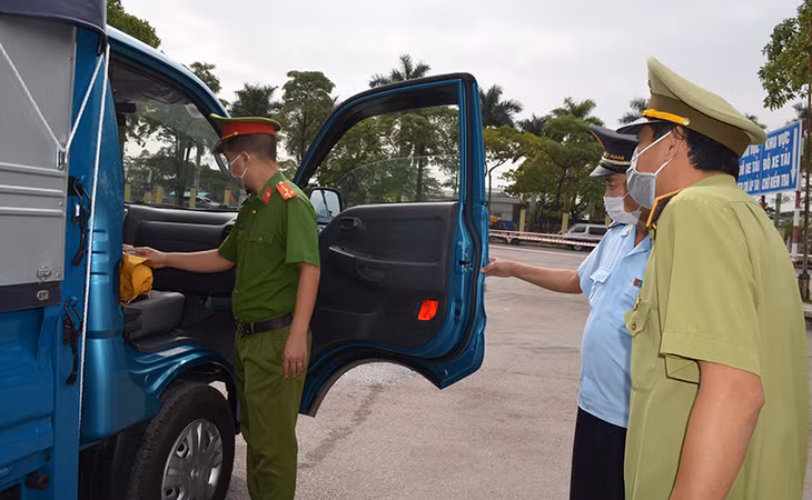Lực lượng liên ngành tại Trạm Km15 kiểm tra hàng hóa, phương tiện qua trạm
