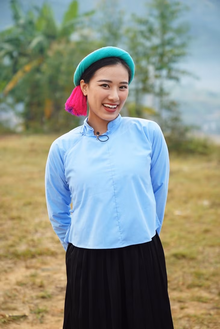 Kim Duyên trong trang phục phụ nữ Sán Chỉ.