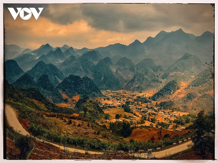  Vòng cung đường ôm lấy bản làng đoạn từ Mậu Duệ sang Du Già thuộc huyện Yên Minh.