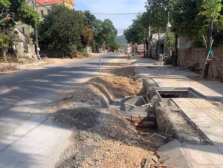 Nhiều hạng mục thi công dở dang, chậm chạp gây bức xúc trong nhân dân. Ảnh chụp ngày 14/11. 