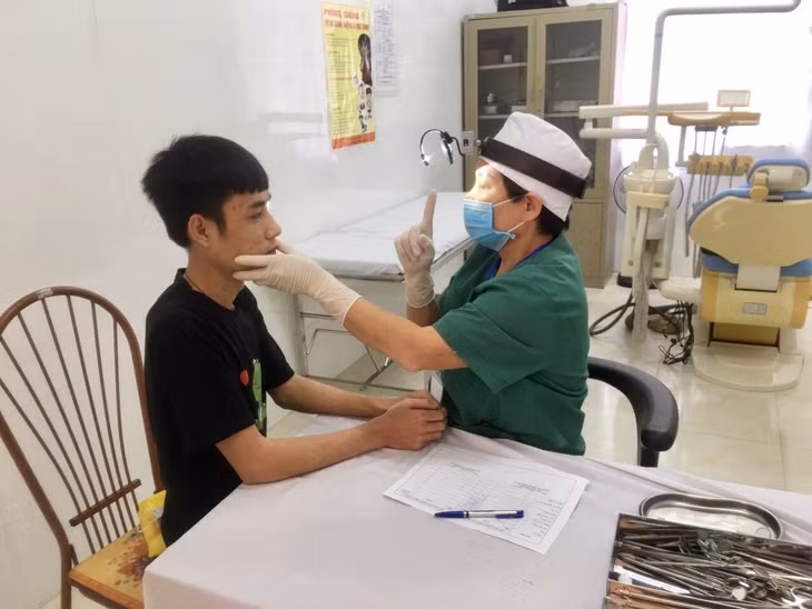 Anh Vũ Văn Dân, thôn 11, xã Sông Khoai, TX Quảng Yên được thăm, khám sức khỏe.